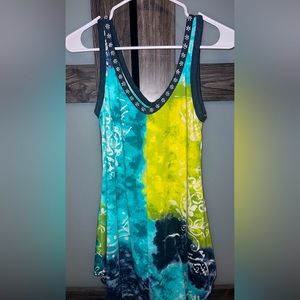 Women’s tank top. Beautiful daisy like design on neck trim